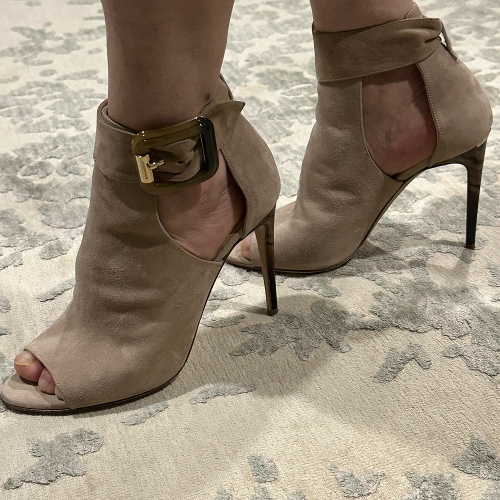 Burberry Elegant Tan Peep-Toe Heels